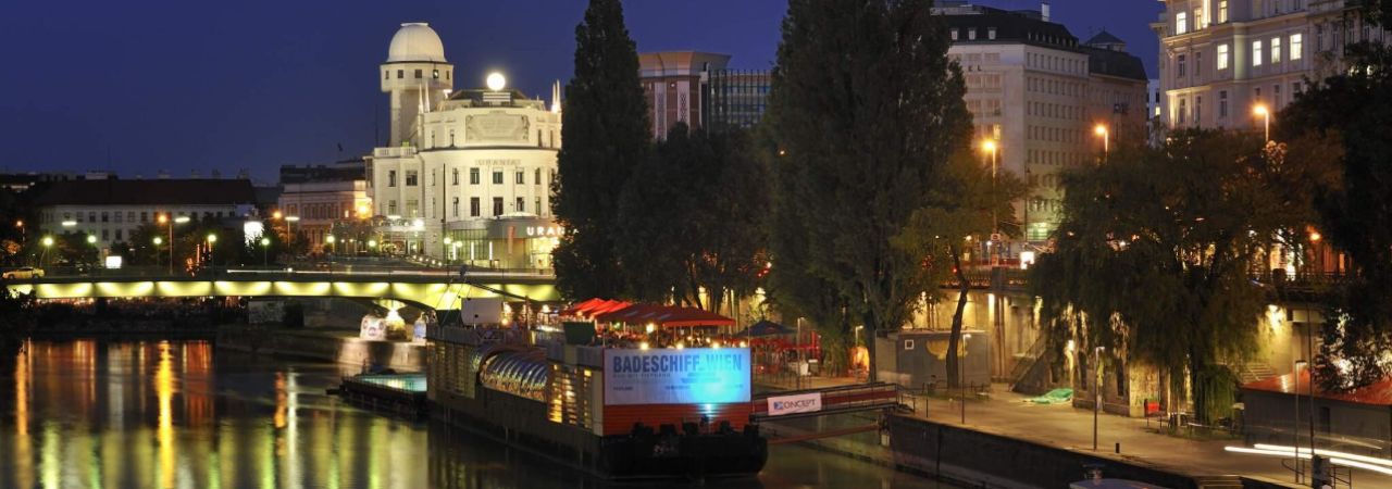 Badeschiff und Urania bei Nacht