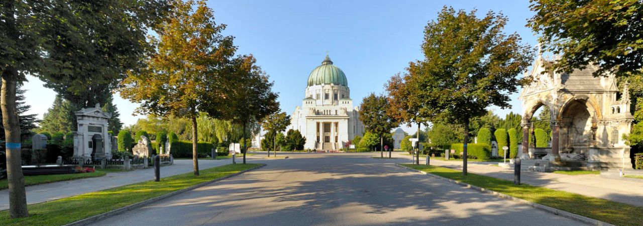 Hauptallee des Zentralfriedhofs mit Blick auf die Luegerkirche
