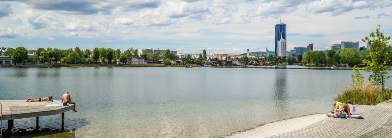 Badestrand an der Alten Donau mit Blick auf den DC Tower