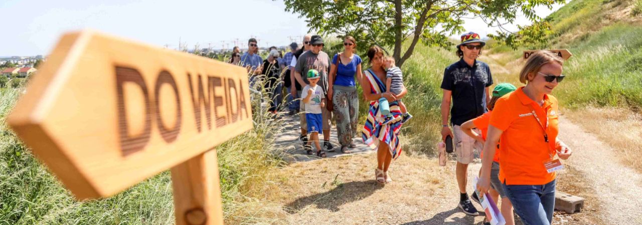 Eine Gruppe besichtigt die Deponie Rautenweg.