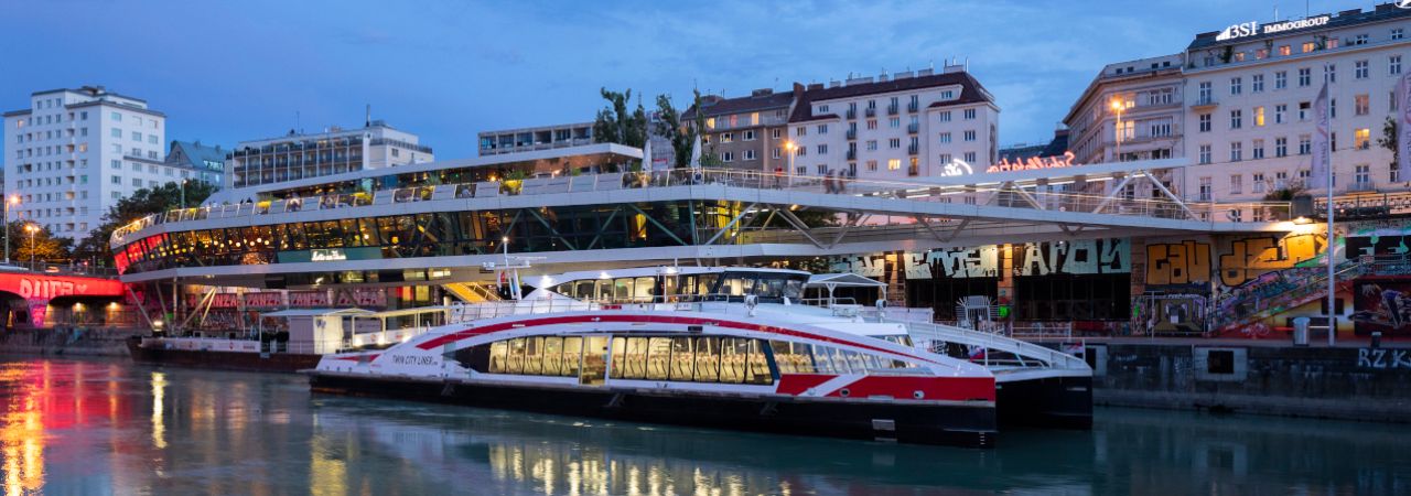 Twin City Liner vor der Schiffstation in der Wiener Innenstadt in der Abendstimmung