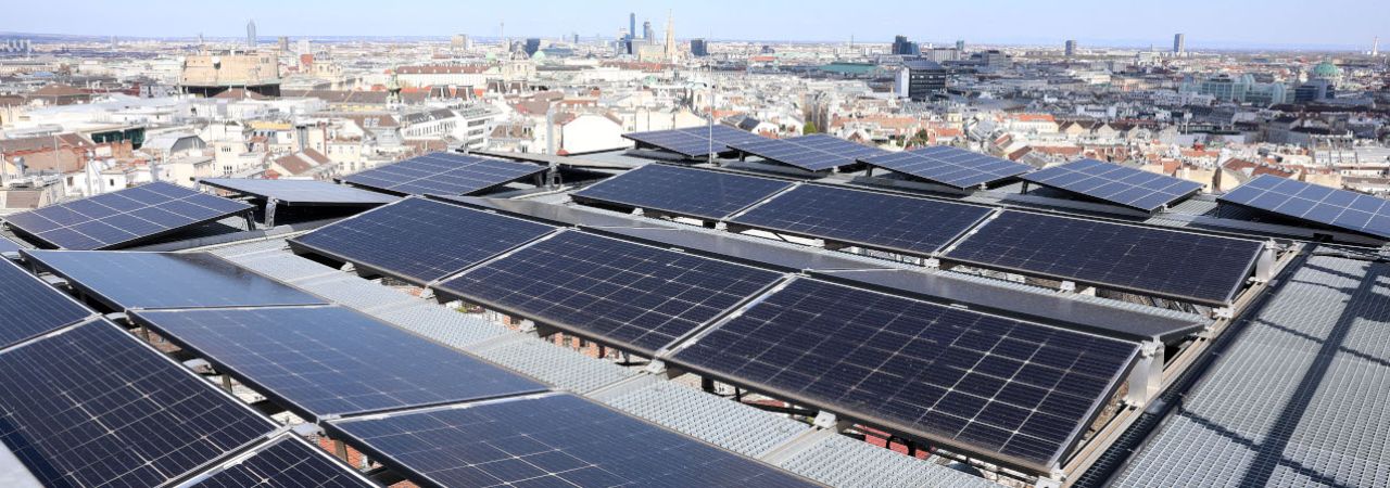 PV-Anlage auf einem Dach, Blick über Wien