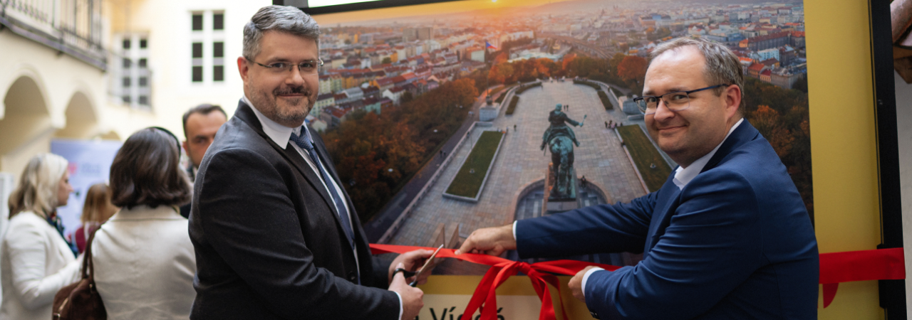 Eröffnung der Wiener Jubiläumsausstellung in Prag, mit Büroleiter des Internationalen Büros in Prag Čeněk Kubelka (l.), Magistratsdirektor der Stadt Prag, Tomáš Havel