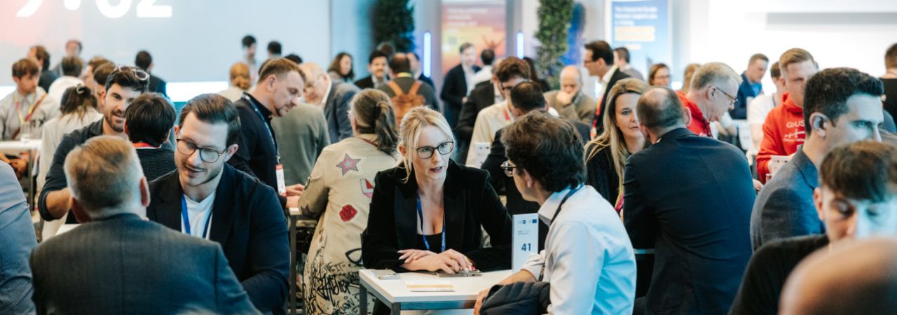 Teilnehmer*innen des Connect Day miteinander im Gespräch