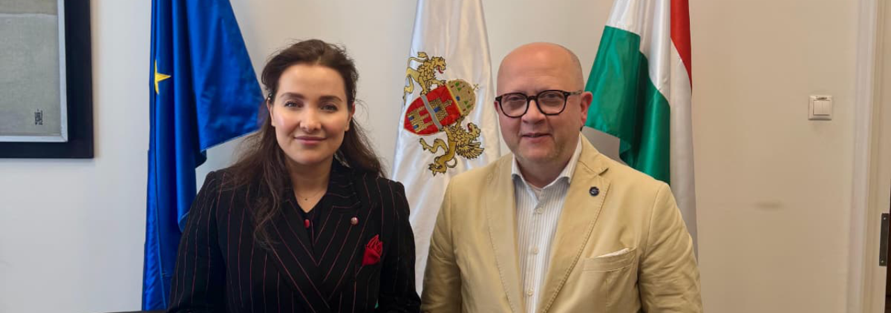 Aslıhan Bozatemur, Wiener Gemeinderätin und Landtagsabgeordnete und János Kendernay, Leiter der Gruppe für Städtediplomatie, Oberberater des Oberbürgermeisters für Städtediplomatie