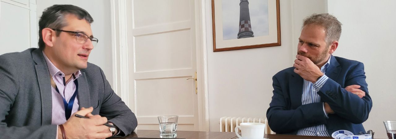 Tamás Számadó, Magistratsdirektor der Stadt Budapest, und Klemens Himpele, CIO der Stadt Wien