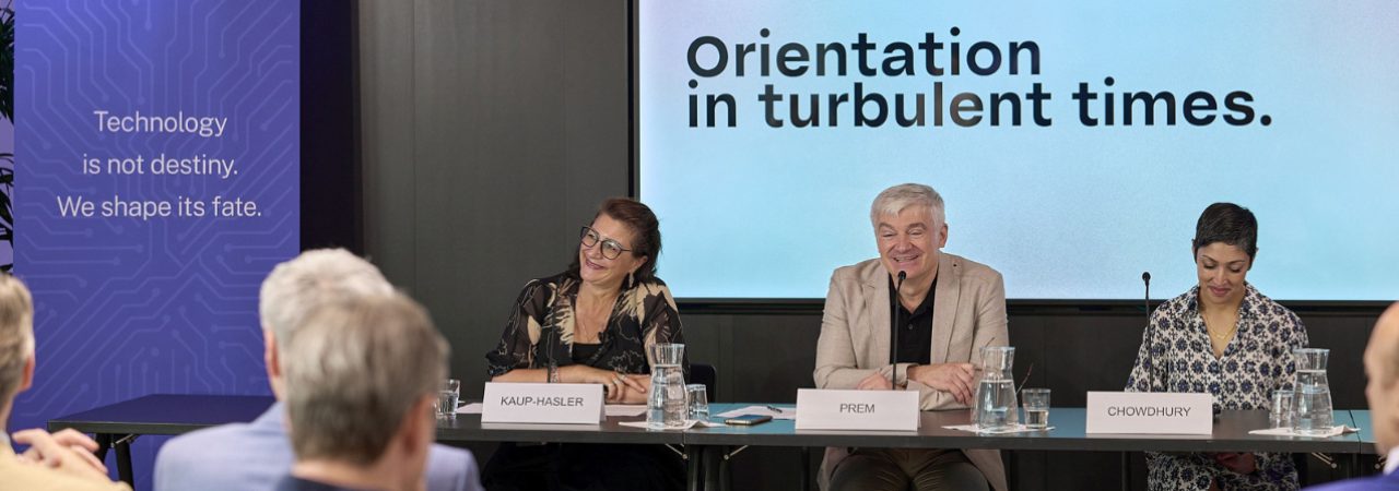 Zľava: viedenská radkyňa pre vedu a kultúru Veronica Kaup-Hasler, predseda konferencie Erich Prem a Rumman Chowdhury z organizácie Humane Intelligence.