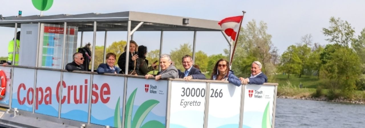 Корабчето Copa Cruise  с хора по Дунава