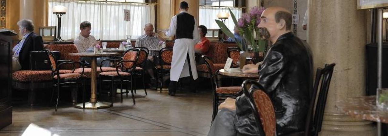 Кафене Централ отвътре с хора, пиещи кафе